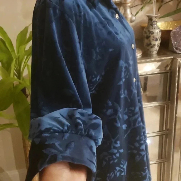 COPY - Diane von Furstenberg the color authority velour long sleeve blouser siz… - Picture 3 of 3